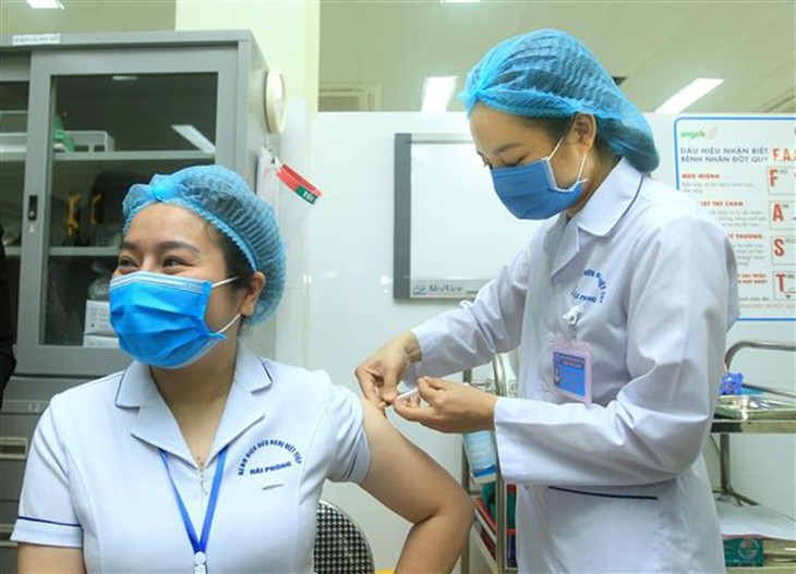 nu dieu duong dau tien cua Hai Phong tiem vac xin